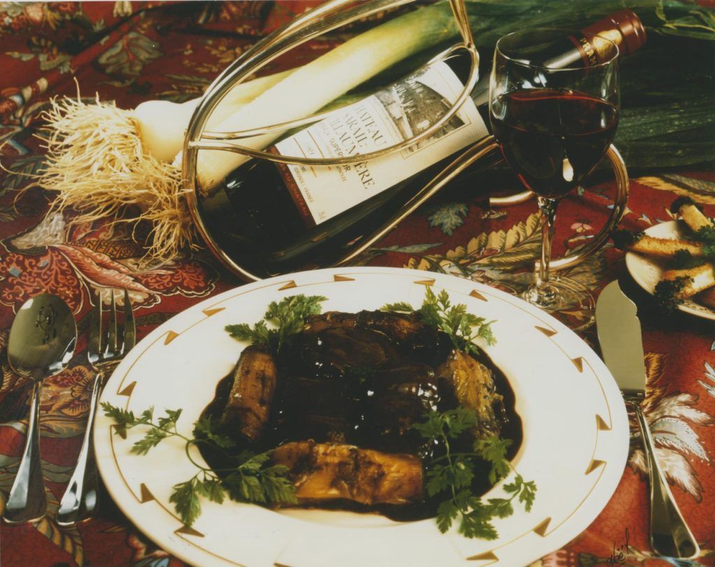 Lamproie à la bordelaise servie avec une bouteille de La Cuvée