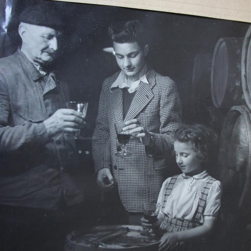 Photo de 1944 : le vieux Guillaume avec Michel Deguillaume enfant et sa sœur Sylvie dans le chai